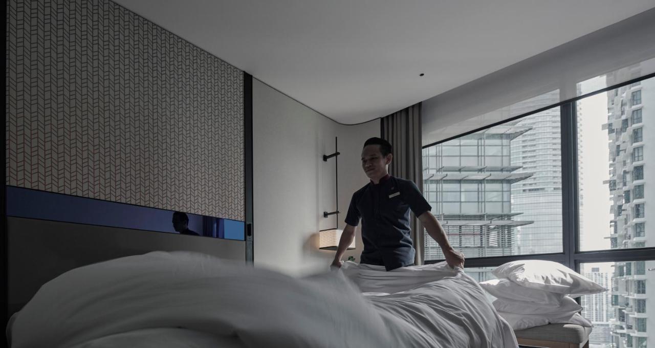 Готель Amari Куала-Лумпур Екстер'єр фото A hotel housekeeper making a bed